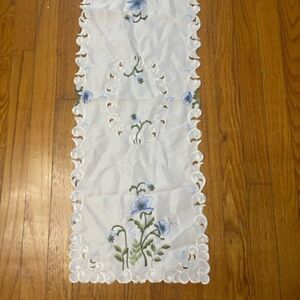 vtg table runner rectangle blue floral bouquet lace trim cotton boho shabby 34"